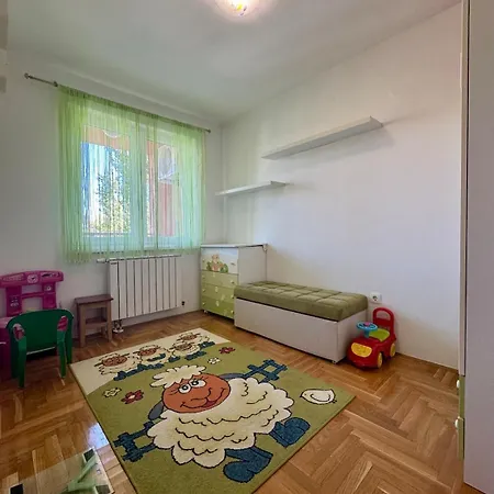 Family With Full Amenities And Parking Apartament